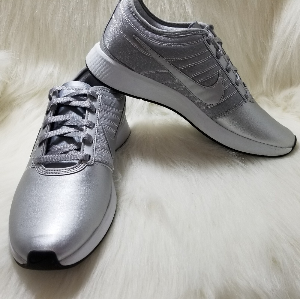 $80⬇️NEW Nike Dual Tone Racer Metallic Silver sz 8 - Picture 1 of 6